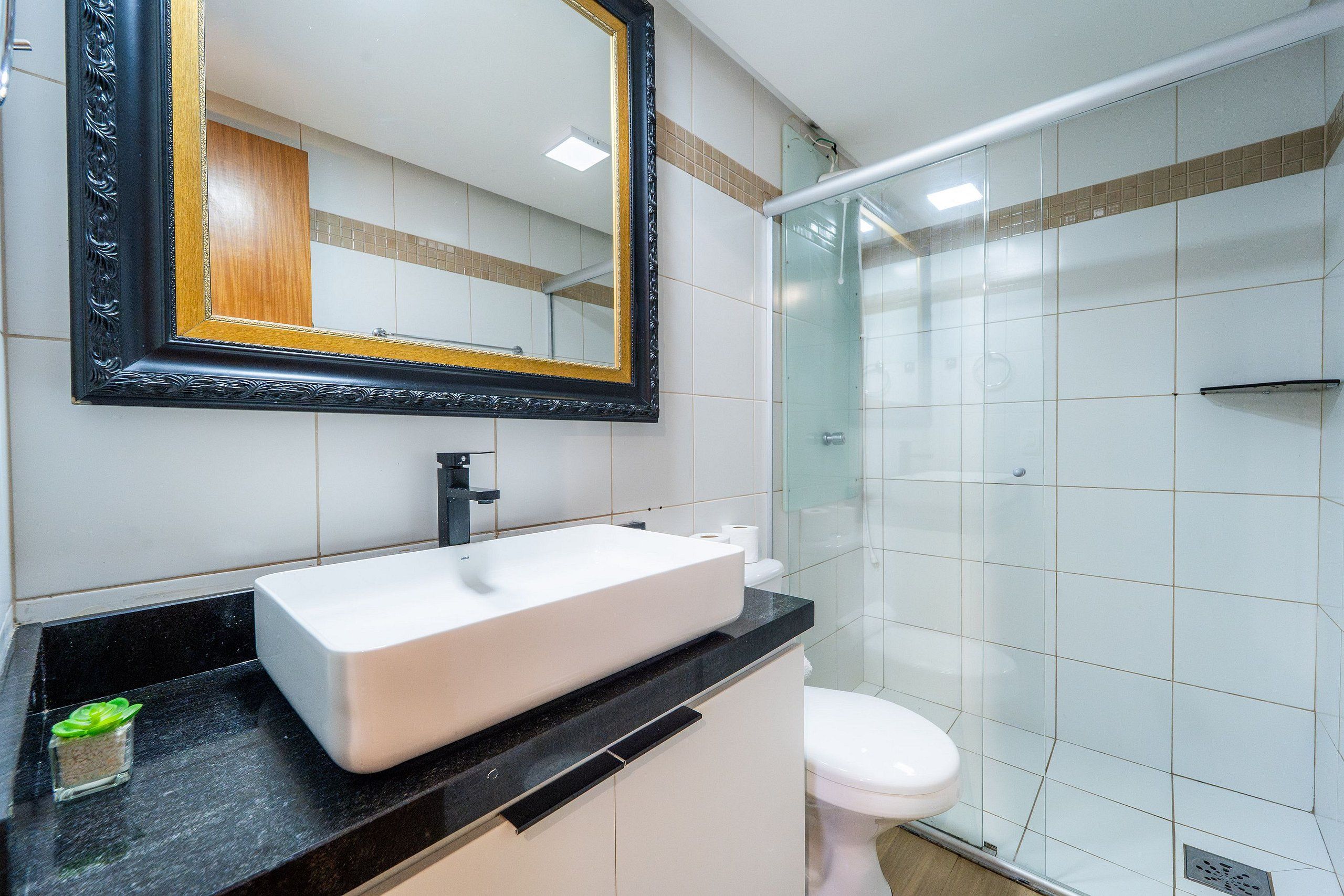 Apartment | Bathroom | Shower, hair dryer, towels, shampoo