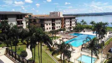 Departamento básico | Alberca | 2 albercas al aire libre