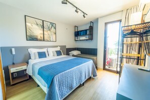 A modern hotel room with a bed, bedside table, and a window with a view. - Life resort (Brasília)