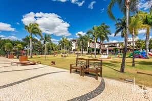 A park with benches, palm trees, and a playground. - Life resort (Brasília)