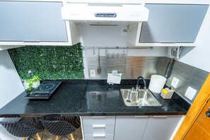 apartman | Privát konyha | Hűtőszekrény, mikrohullámú sütő és főzőlap