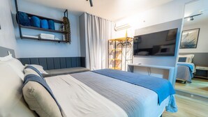 A modern hotel room with a large bed, a TV, a wardrobe, and a mirror. - Life resort (Brasília)