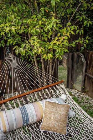 Property grounds - The Manzanita Cottage (Sebastopol)