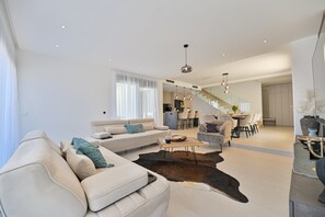 TV - Villa Oasis - Five Bedroom Villa with Private Pool (Trogir)