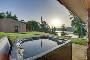 Terrace/patio - Lakefront Gladewater Retreat w/ Dock + Hot Tub! (Gladewater)