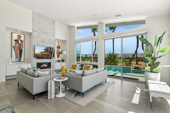 TV connectée, cheminée, livres, chaîne hi-fi