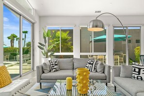 TV connectée, cheminée, livres, chaîne hi-fi