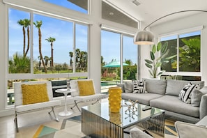 TV connectée, cheminée, livres, chaîne hi-fi