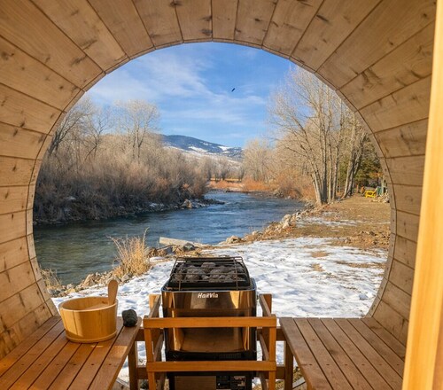 Pet-Friendly Cabin - Queen Beds, Hot Tub, Free Parking & Scenic River Setting