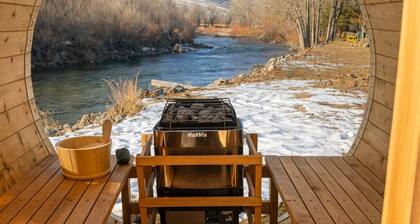 Pet-Friendly Cabin - Queen Beds, Hot Tub, Free Parking & Scenic River Setting