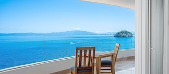 Luxurious 6th-floor condo with pool, oceanfront balcony & water view