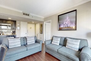 TV - Spacious Condo with a Kitchenette, AC, Pools, Tennis, & Gym (Orlando)