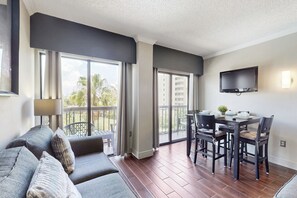 TV - Spacious Condo with a Kitchenette, AC, Pools, Tennis, & Gym (Orlando)