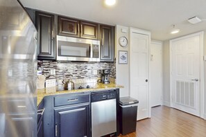 Fridge, microwave, stovetop, dishwasher - Spacious Condo with a Kitchenette, AC, Pools, Tennis, & Gym (Orlando)