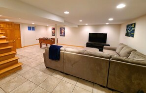 Smart TV, chimenea, futbolito, monitor de computadora