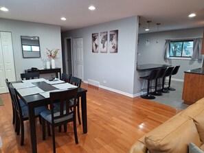 Dining - Spacious 4-bedroom house in charming Des Plaines with AC, WiFi (Des Plaines)