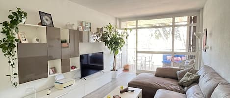 Een smart-tv en boeken