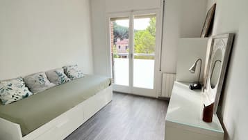 1 slaapkamer, een bureau, een strijkplank/strijkijzer, wifi