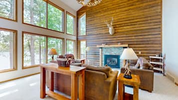 Een televisie en een open haard