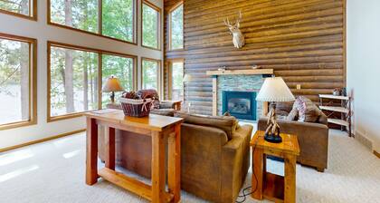 Picturesque Log Home with dock, fire pit, pool table, & WIFI