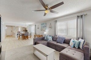 TV, DVD player, books - 2nd-floor condo with balcony, pool, hot tub & close to beach (Myrtle Beach)