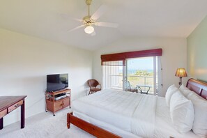 2 bedrooms, iron/ironing board, WiFi, bed sheets - Ocean-view condo with lanai, shared pool, hot tub, fitness center & bbq area (Kailua-Kona)