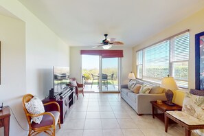 TV, DVD player, video library - Ocean-view condo with lanai, shared pool, hot tub, fitness center & bbq area (Kailua-Kona)