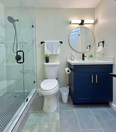 Modern & Newly Renovated-Centrally located/King Bed/Free Parking