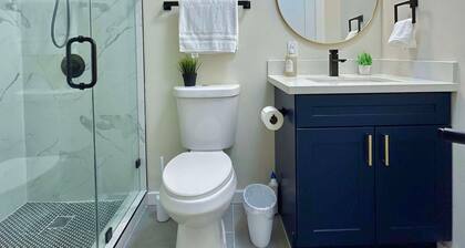 Modern & Newly Renovated-Centrally located/King Bed/Free Parking