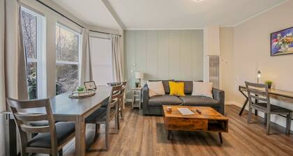 Modern & Newly Renovated-Centrally located/King Bed/Free Parking