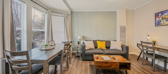 Modern & Newly Renovated-Centrally located/King Bed/Free Parking