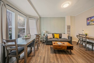 Modern & Newly Renovated-Centrally located/King Bed/Free Parking