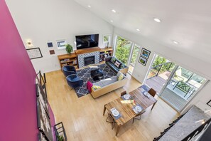 Smart TV, fireplace, offices, computer monitors - 4-Bd w/ AC, Walk to Light Rail, Yard, VIEW Dog OK! (Seattle)