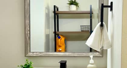 Stylish Deluxe Kitchen /King Bed/Laundry/Free Parking