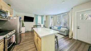 Frigorífico, microondas, horno y placa de cocina