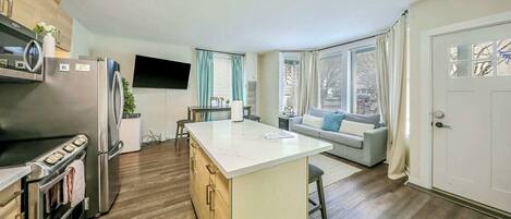 冰箱、微波炉、烤箱、炉灶