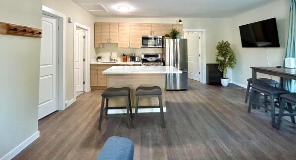 Een koelkast, een microgolfoven, een oven, een kookplaat