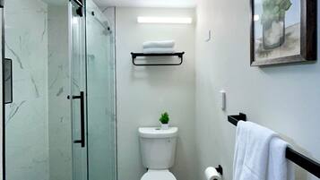 Doccia, asciugacapelli, asciugamani, sapone