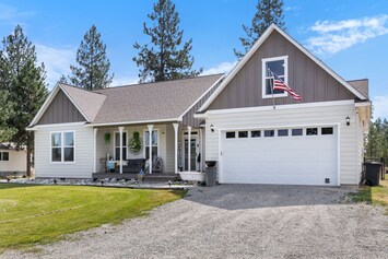 Spirit Lake Home- Zipline, Hot Tub, Walking trails and so much more!