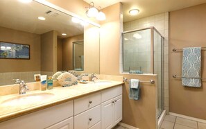 Appartement (2 Bedrooms) | Badkamer | Een douche, designer toiletartikelen, handdoeken, toiletpapier