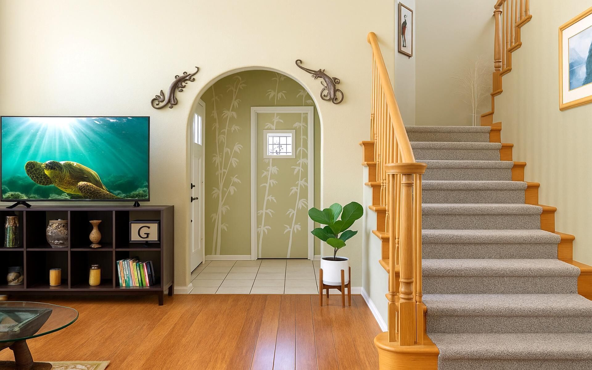 Una sala de estar con piso de madera, televisor, estantería, escalera y puerta con ventana.