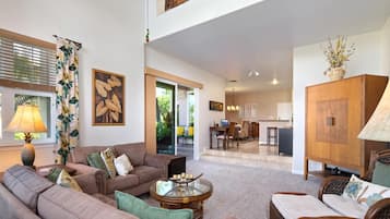 Appartement (3 Bedrooms) | Woonkamer | Een televisie