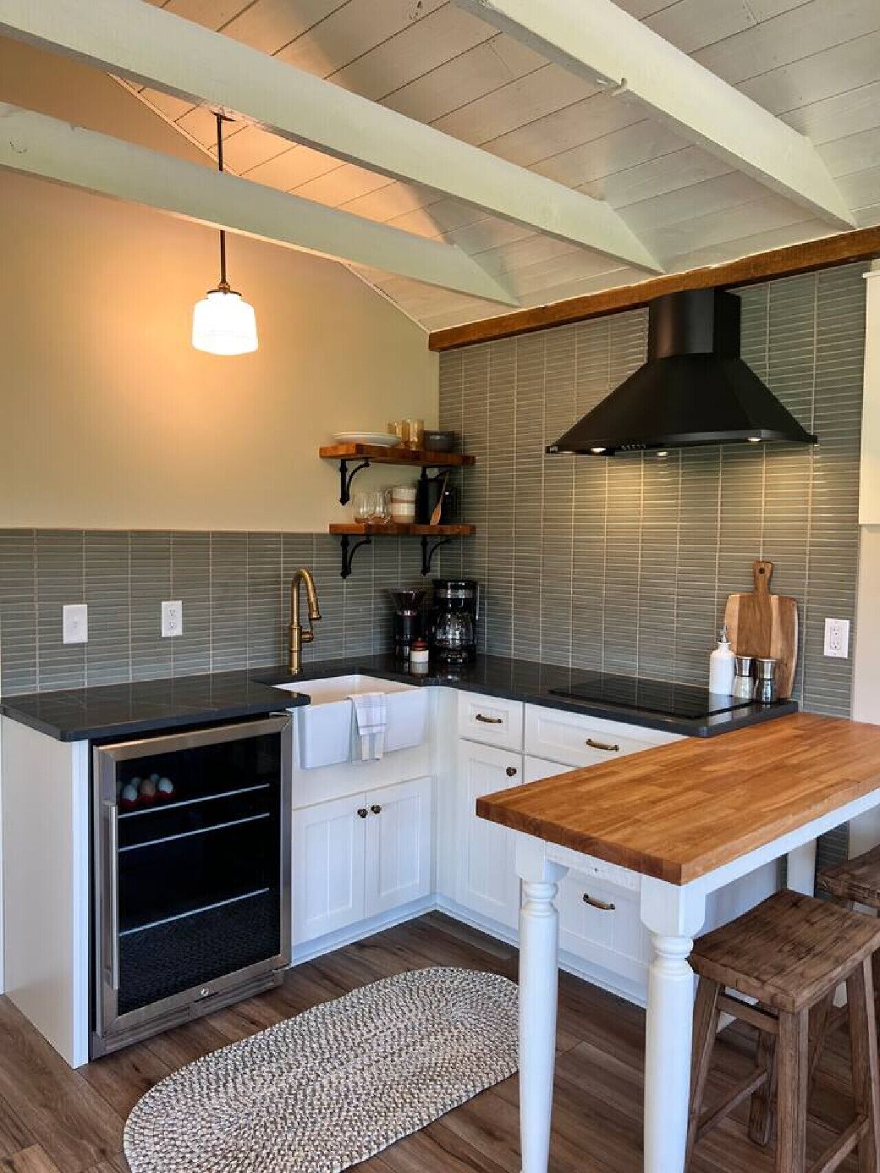 Refrigerador, microondas, parrilla de estufa y cafetera y tetera 