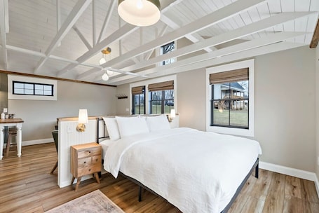 1 bedroom, travel cot, WiFi, bed sheets. The Kinni Cottage - Abide Riverfront Farmstay