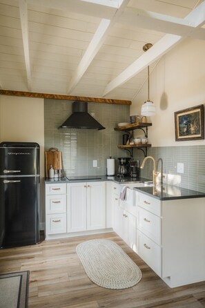 Frigorífico, microondas, placa de cocina y cafetera o tetera