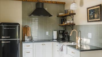 Geladeira, micro-ondas, cooktop, cafeteira/chaleira