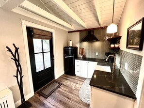 Réfrigérateur, micro-ondes, plaque de cuisson, cafetière/bouilloire