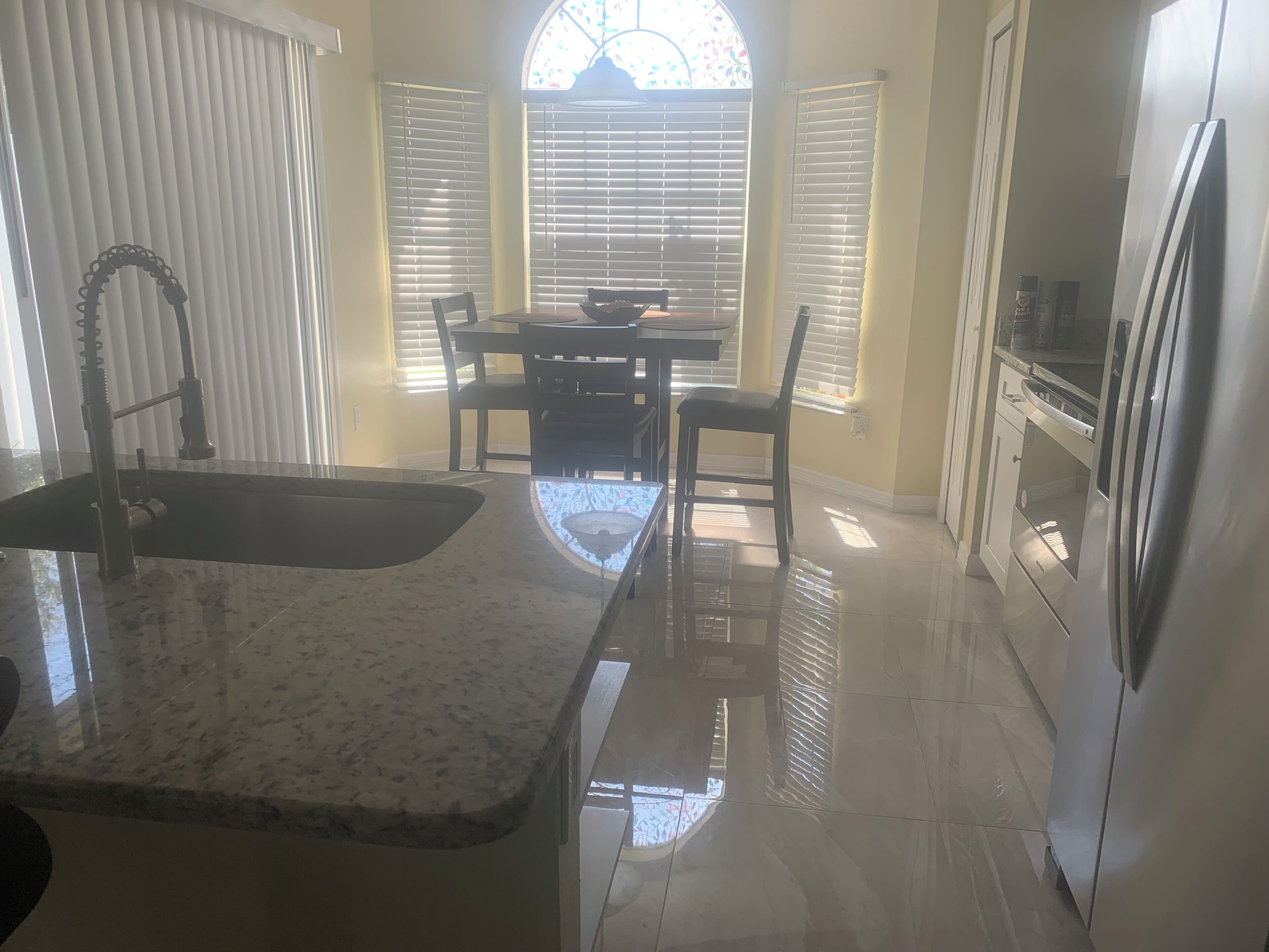 Micro-ondes, four, plaque de cuisson, lave-vaisselle