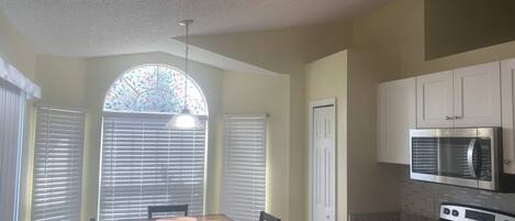 Micro-ondes, four, plaque de cuisson, lave-vaisselle