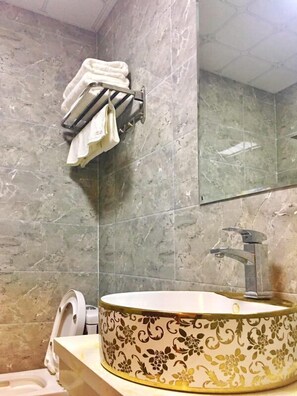 Bathroom - Yida Hotel (Changbai Mountain West Slope Tourist Transfer Center) (Fusong)